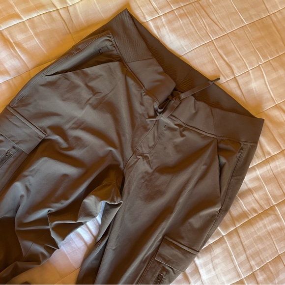 Women’s All in Motion Cargo Jogger Pants - Picture 3 of 4